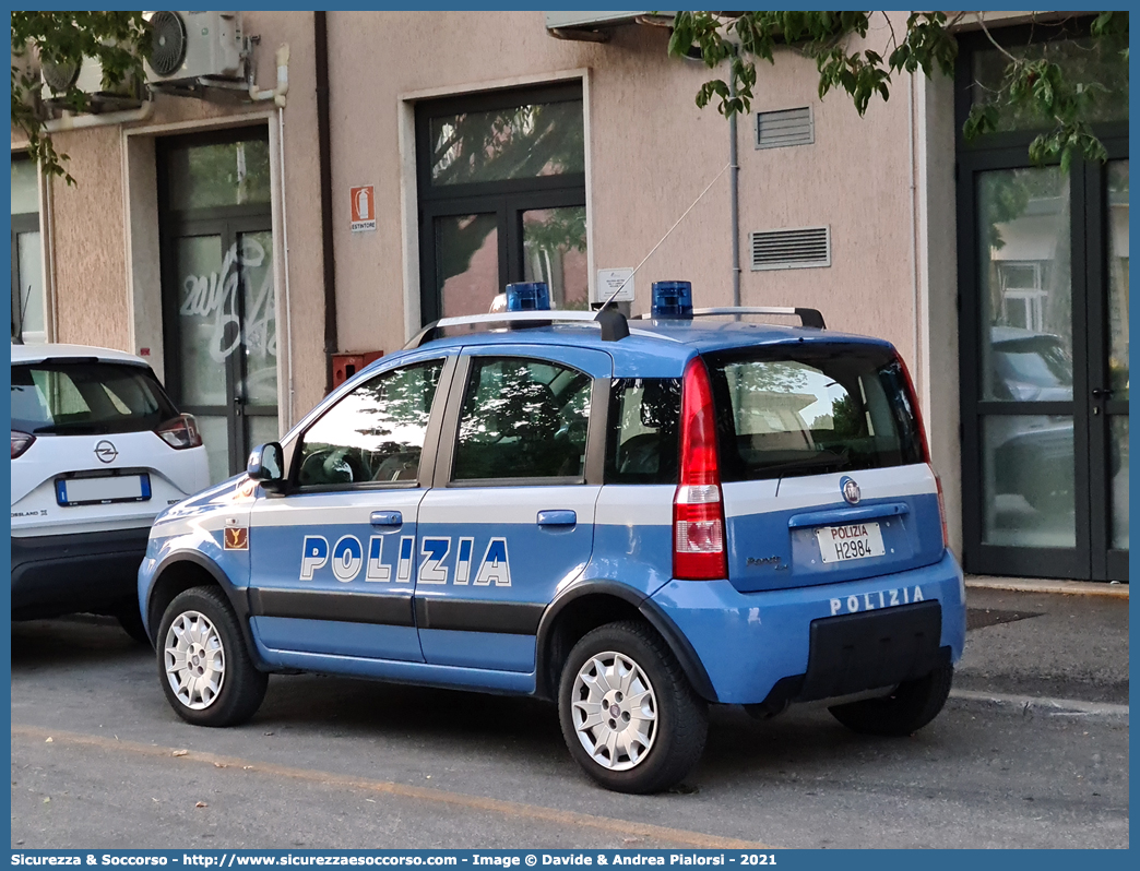 Polizia H2984
Polizia di Stato
Polizia Ferroviaria
Fiat Nuova Panda 4x4 I serie
Parole chiave: PS;P.S.;Polizia;di;Stato;Ferroviaria;Polfer;Fiat;Nuova;Panda