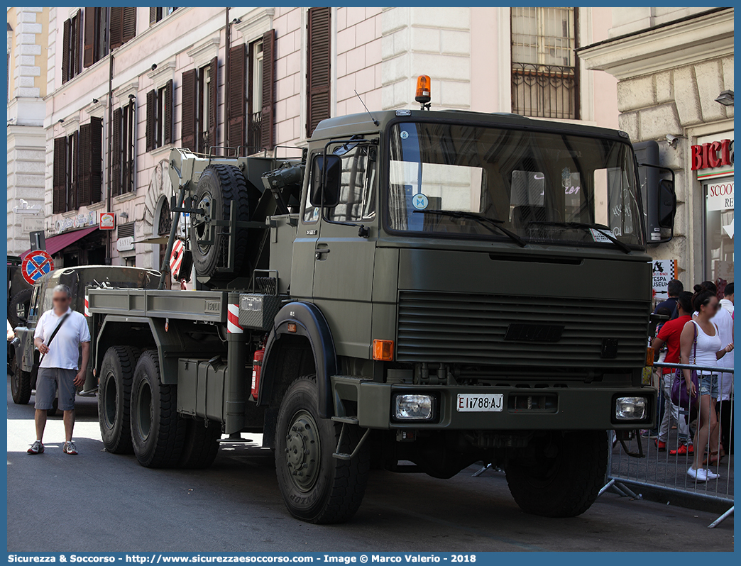 EI 788AJ
Esercito Italiano
Fiat Iveco 260F35
Allestitore Isoli S.p.A.
Parole chiave: EI;E.I.;Esercito;Italiano;Mezzi da Cantiere;Trasporto Materiali;Supporto Logistico;Iveco;260F35;Isoli